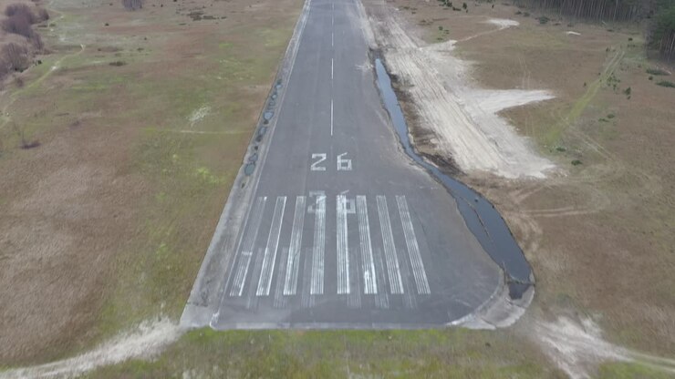 Atterraggio al piccolo aeroporto abbandonato. Nida, Lituania