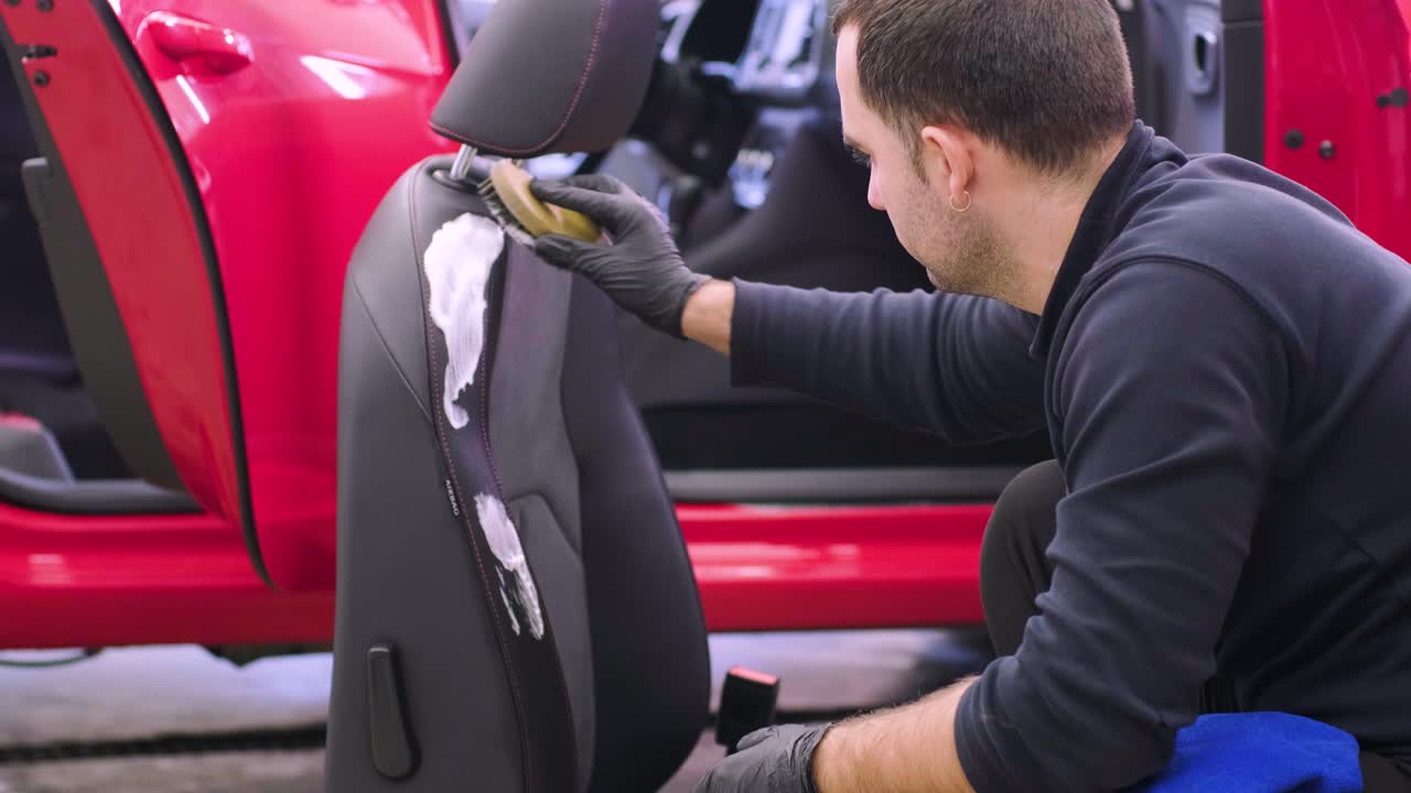 limpieza profesional de automóviles. lavado de sars. detalles interiores. limpieza en seco y detalles del interior de un automóvil. limpeza profunda de asientos. limpeza de espuma en el lavado de automóviles; limpieza del panel del automóvil del polvo. una aspiradora