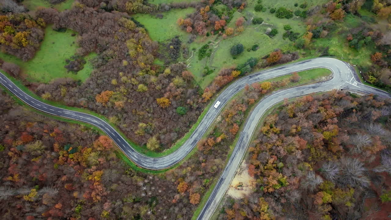 ruta de montaña de otoño vista aérea