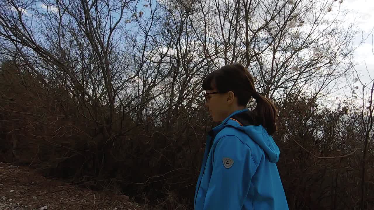 una chica caminando por una montaña, durante el otoño