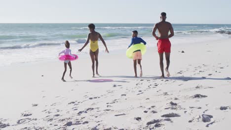 Video-Einer-Glücklichen-Afroamerikanischen-Familie,-Die-Am-Strand-Läuft