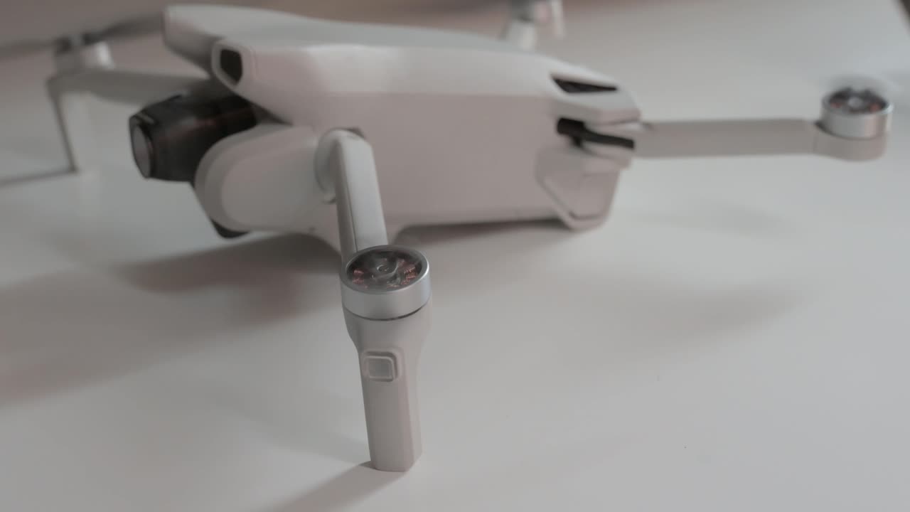 드론 프로펠러 모터는 넓은 에서 평평한 표면에서 녹색 빛으로 시작됩니다.