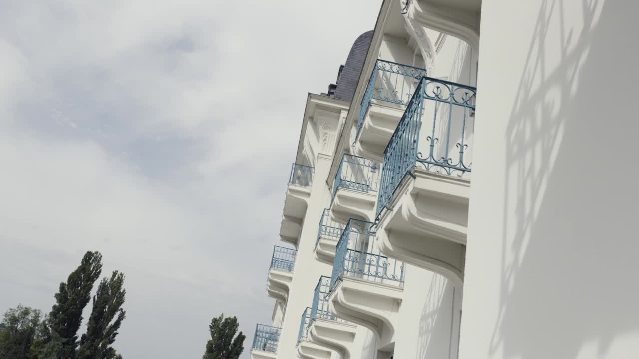elegante edificio blanco con balcones azules