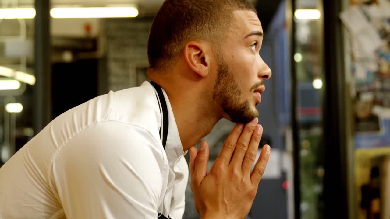 camarero sentado en el café 4k
