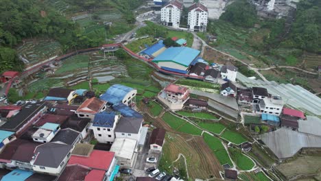 vista general del paisaje del distrito de brinchang dentro del área de cameron highlands de malasia