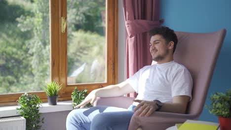 un hombre agresivo enojándose consigo mismo.