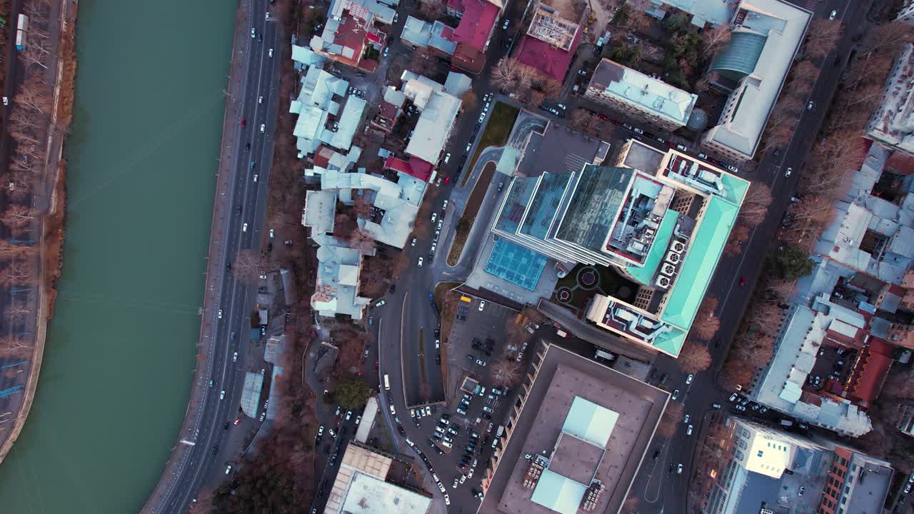 rascacielos y tráfico por el río