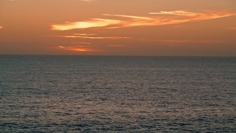 Ruhiger-Blick-Auf-Den-Sonnenaufgangshorizont-Des-Meeres-Im-Sommer.-Wunderschöne-Goldene-Sonnenuntergangslandschaft.