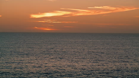 tranquila vista del horizonte del amanecer del océano en verano. hermoso paisaje de puesta de sol dorada.