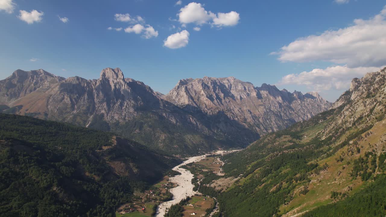 paraíso paisaje alpino en el valle de valbone, altas montañas y bosques verdes