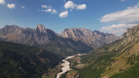 paesaggio alpino paradisiaco sulla valle di valbone, alte montagne e foreste verdi