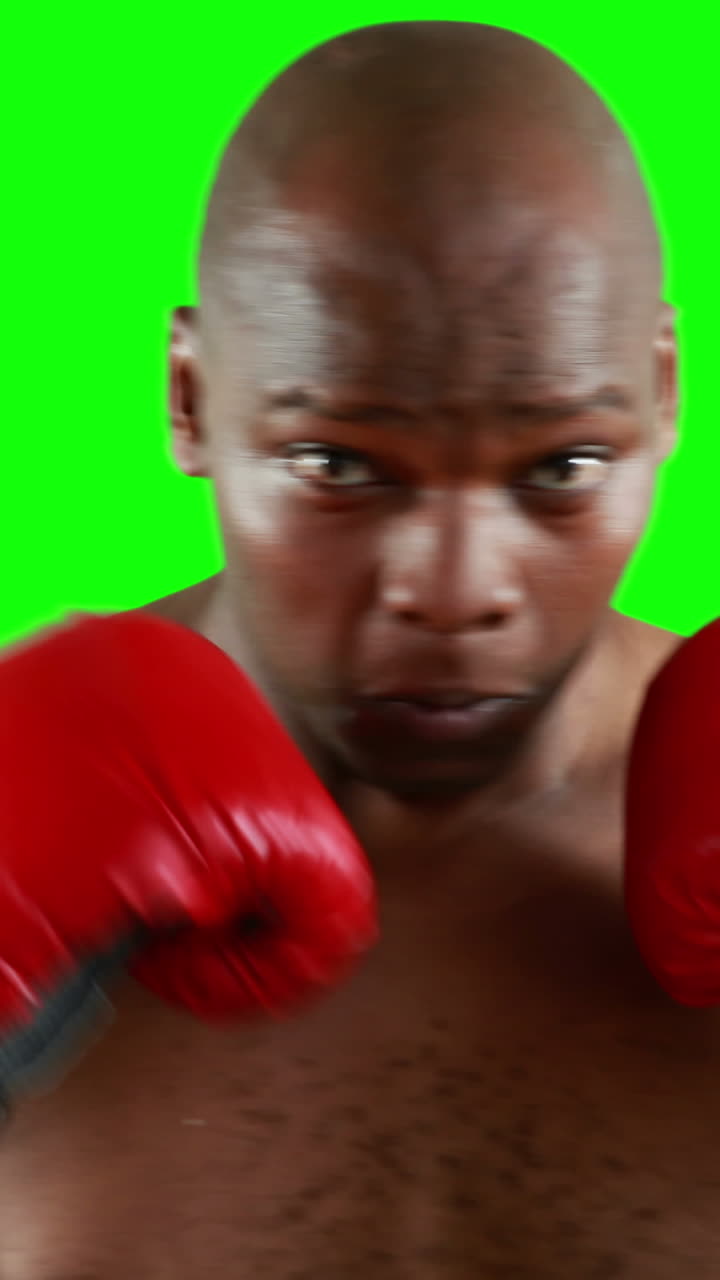 un boxeador muy musculoso practicando.