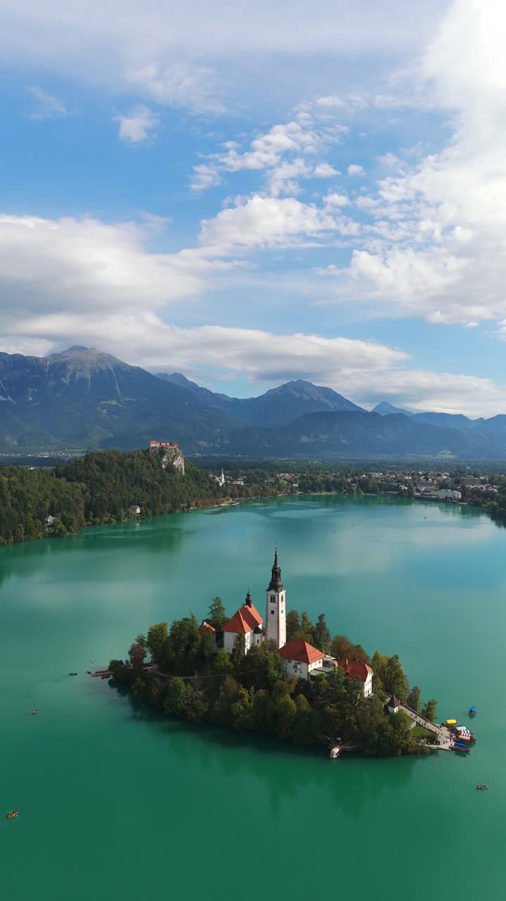 Paesaggio aereo verticale con drone dell’isola del Lago di Bled e del Castello di Bled in Slovenia