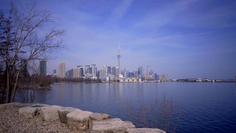 Hermoso-Paisaje-Que-Establece-Una-Toma-De-Toronto,-Ontario,-Canadá-Horizonte-Desde-Trillium-Park,-Parque-Provincial-De-Ontario-Desarrollado-A-Lo-Largo-Del-Lago-Ontario-Al-Mediodía