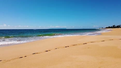 4K-Hawaii-Kauai-Tiefaufnahme,-Die-Am-Strand-Vorbeifährt,-Entlang-Der-Meereswellen,-Die-Von-Links-Kommen,-Mit-überwiegend-Sonnigem-Himmel