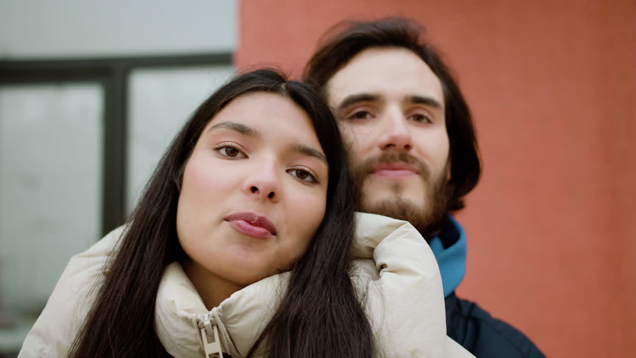 una pareja feliz en una cita.