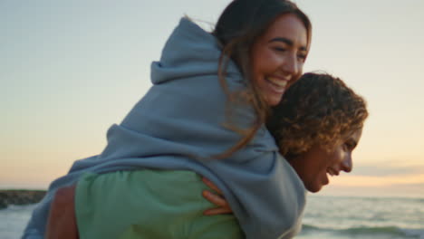 una pareja divirtiéndose en la playa al atardecer.