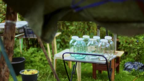 Botellas-De-Vidrio-Vacías-En-El-Jardín-Del-Entorno-De-Procesamiento-De-Sidra.