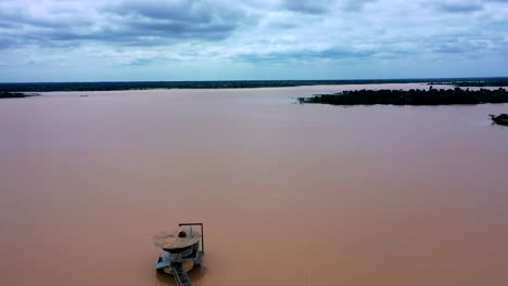 Vista-Aérea-Ascendente-Del-Agua-Recolectada-En-El-Embalse-De-Ajiwa-En-El-Estado-De-Katsina-En-Nigeria