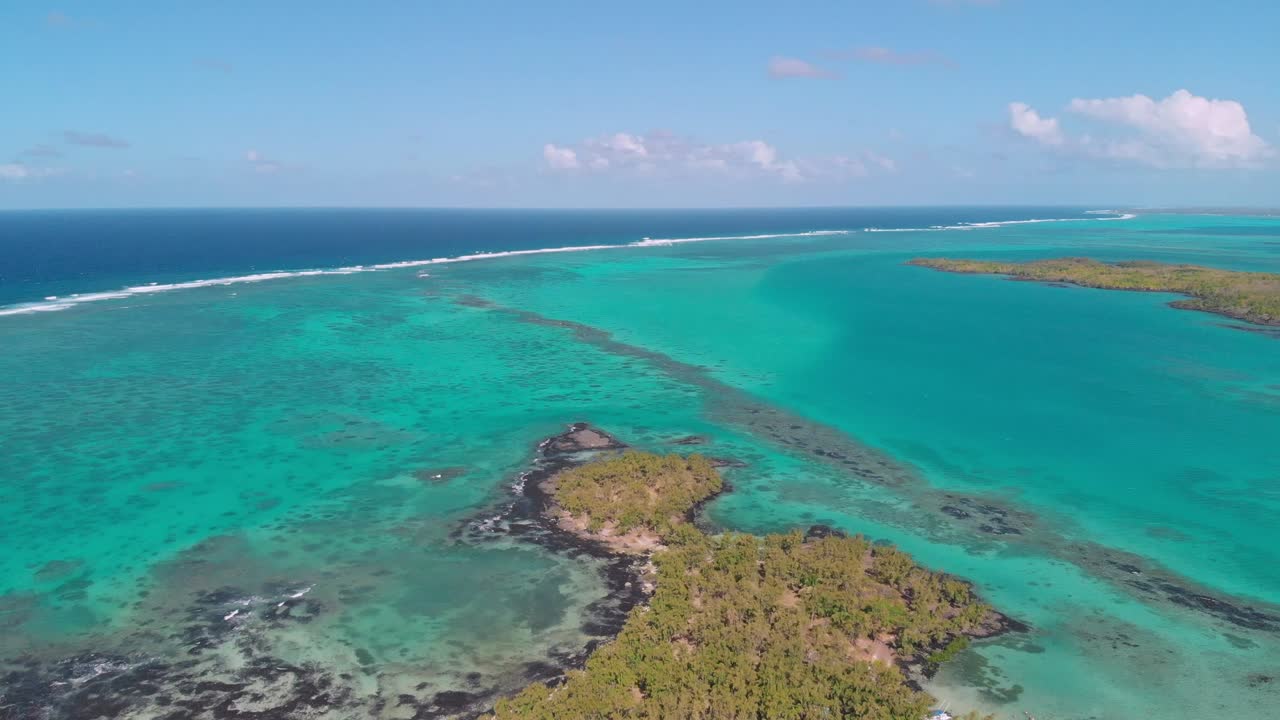 청록색 바다의 드론 샷