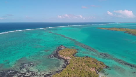 toma de drone del océano verde azulado