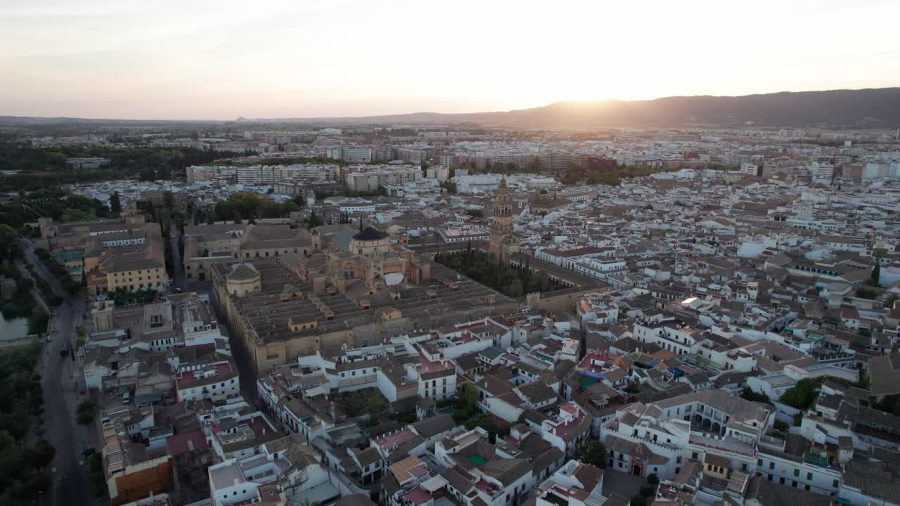 Vista aérea panorâmica da mesquita-catedral em Córdoba, Espanha, durante a hora azul.