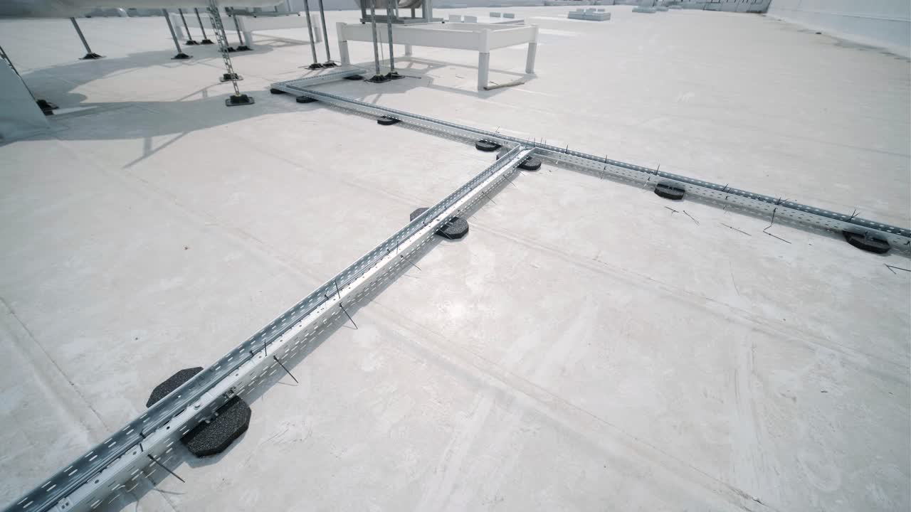 instalación de cables en el techo. cables en conductos que se colocan a través del techo.