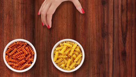 ofreciendo fusilli crudo y seco