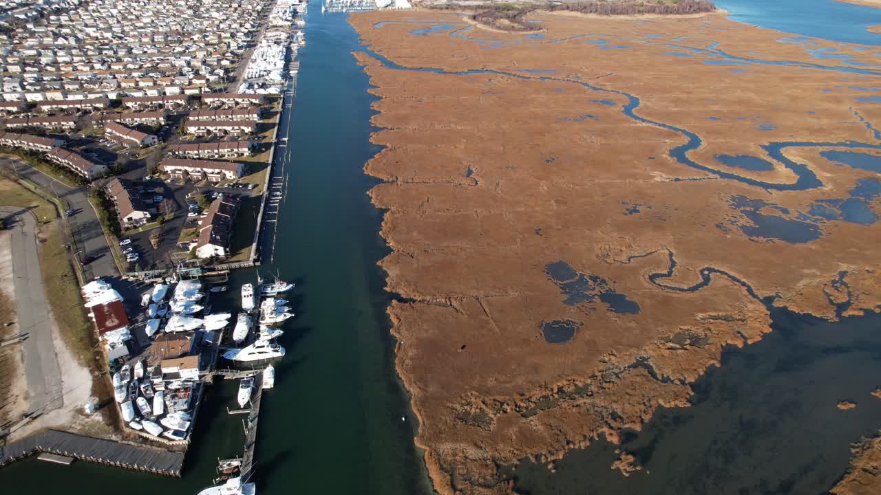 una vista aérea de un pantano salado en freeport, nueva york, en un día soleado