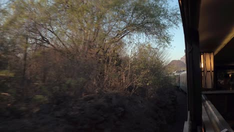 Vista-Desde-La-Ventana-De-Un-Tren-En-Movimiento-A-Través-De-Un-Paisaje-árido