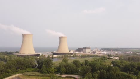 Humo-Saliendo-Del-Edificio-De-La-Planta-De-Energía-Nuclear-Enrico-Fermi-Ii-En-Newport,-Michigan