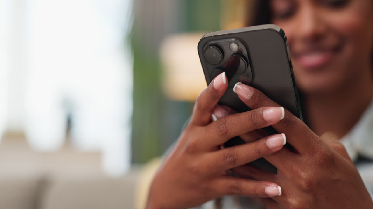 mujer usando un teléfono inteligente