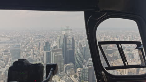 filmando desde dentro de un helicóptero sobre londres