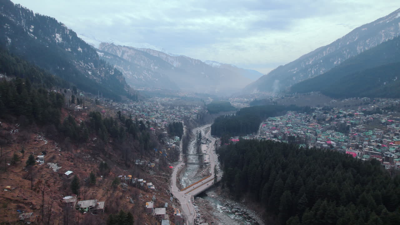 hermosa montaña cubierta de nieve en india