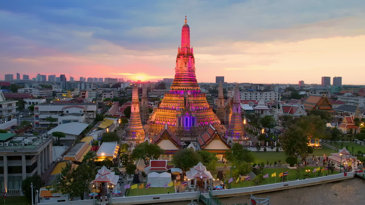 Quay quanh Chùa Wat Arun ở Bangkok lúc Hoàng hôn