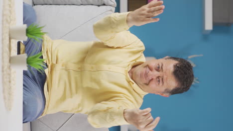 카메라에 춤을 추는 행복한  ⁇ 은이의 수직 비디오.