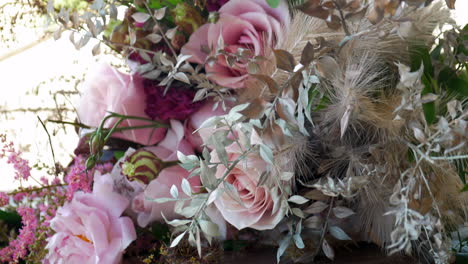 un ramo de hermosas flores de boda en la parte superior de una maleta elegante, inclinarse hacia arriba