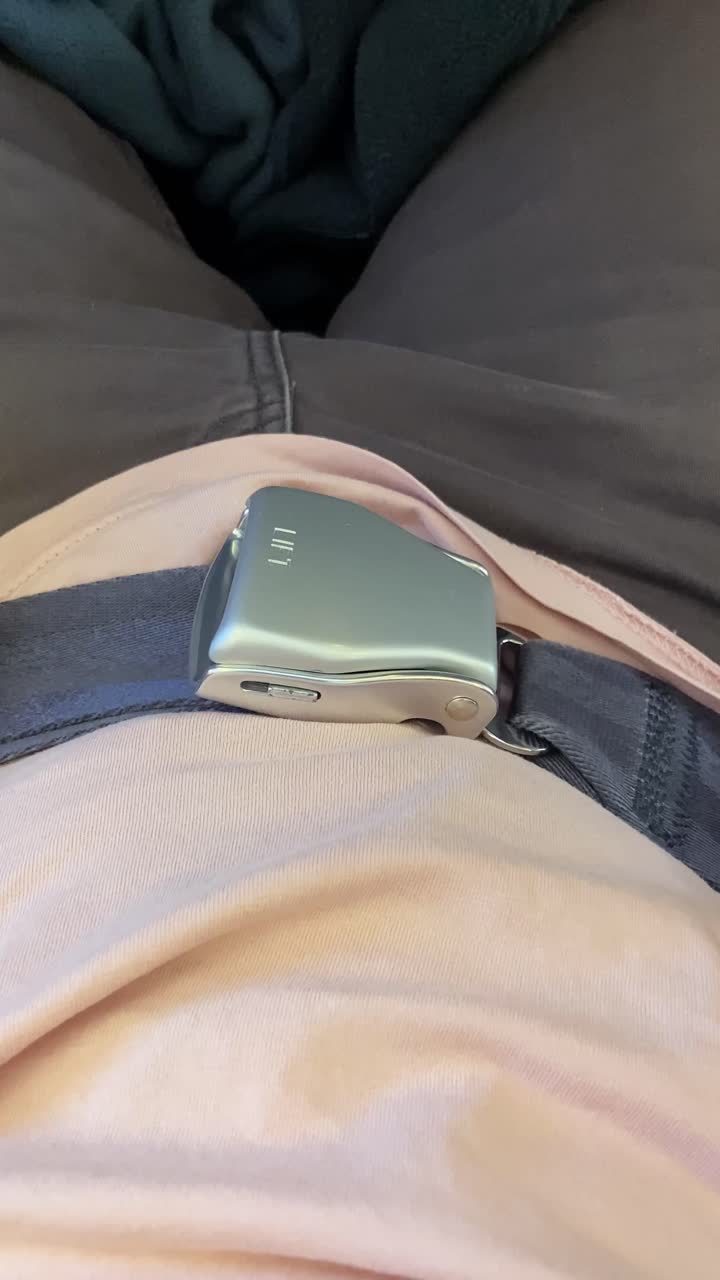 POV de un hombre que desabrocha o suelta el cinturón de seguridad en un avión después de aterrizar. Pasajero abriendo la hebilla del cinturón de seguridad durante el vuelo o después de la llegada. Viaje de negocios por trabajo o vacaciones de un videobloguero de viajes