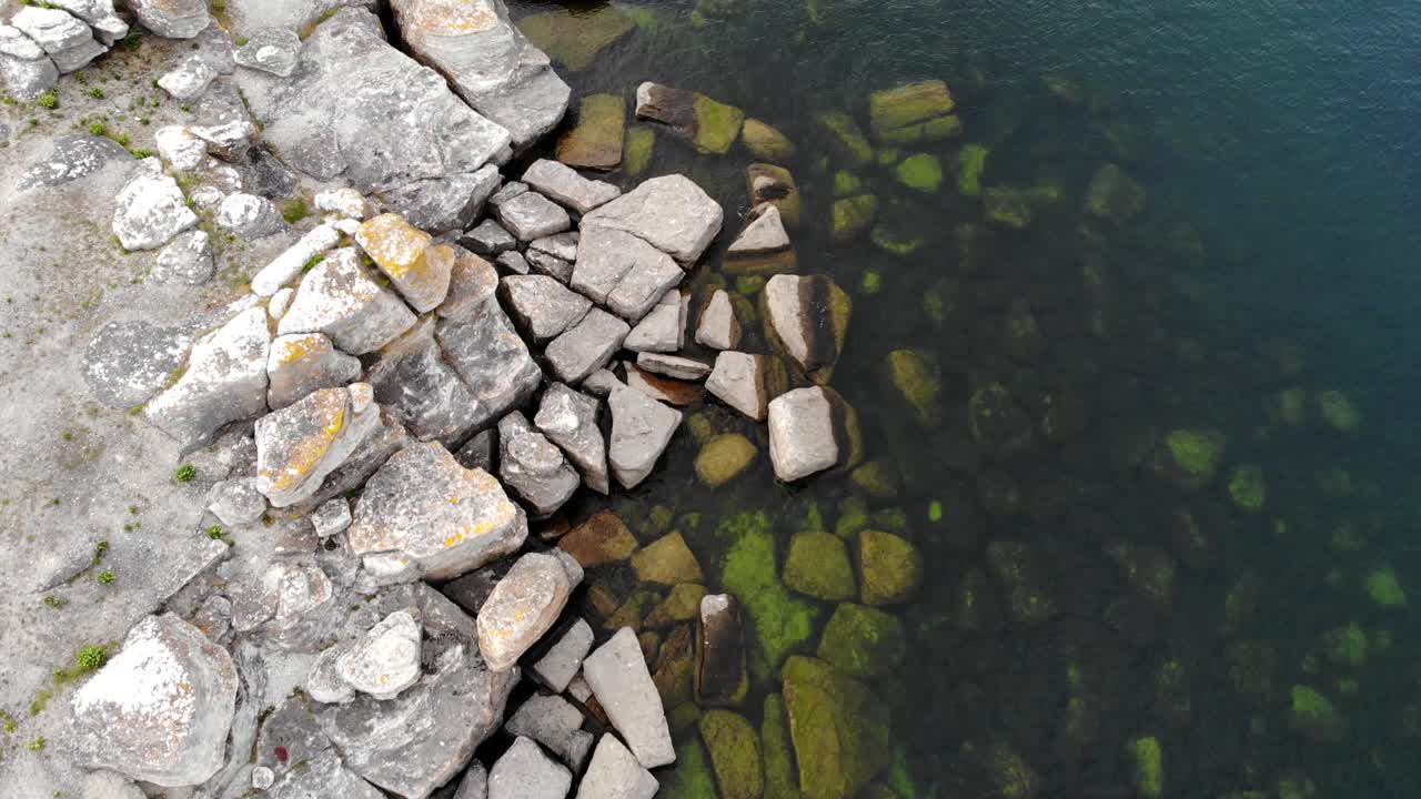 Vista a volo d'uccello del paesaggio marino roccioso nella Riserva Naturale di Asunden, Gotland, giorno