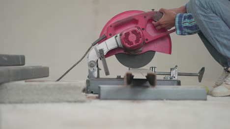 trabajador de corte de cline metal