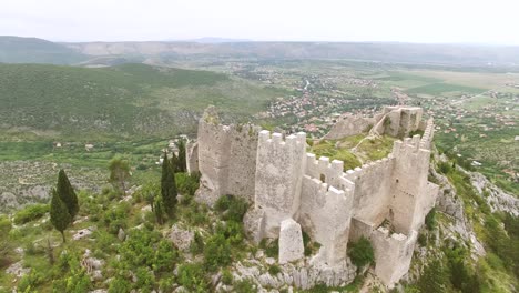 Una-Vista-Aérea-Muestra-La-Fortaleza-Blagaj-En-Mostar-Bosnia