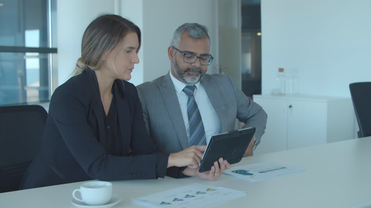 colegas de negocios serios analizando los informes