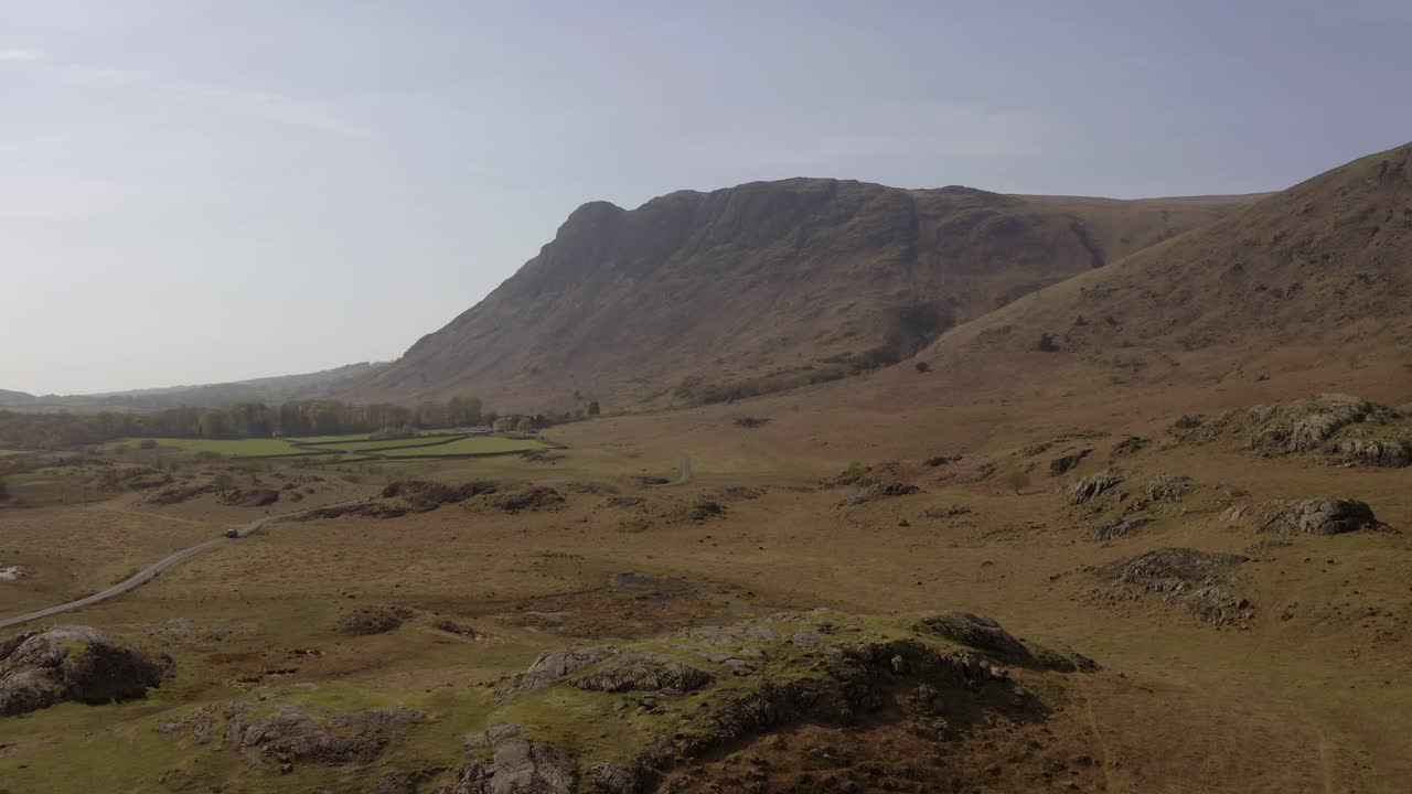 Ripresa con drone in avanti di Seatallen nel Lake District, Cumbria