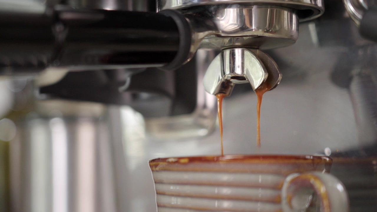 La macchina da caffè espresso eroga un doppio shot.