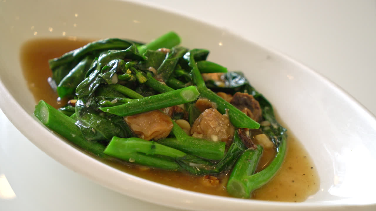 중국 케일을 곁들인 소금에 절인 생선 볶음 - 아시아 음식 스타일