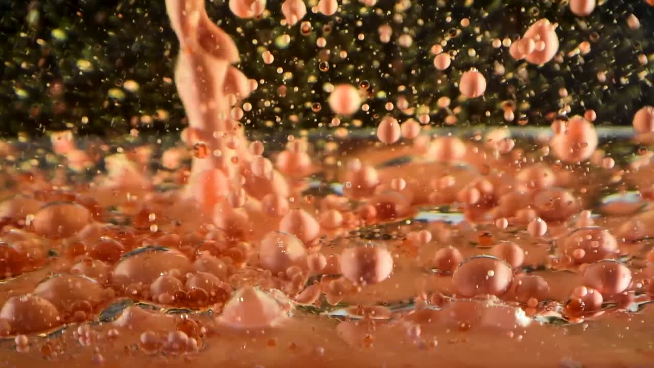 극단적인 깊이 효과 60fps로 공간에서 컬러 오일 드롭 트레일을 빠르게 쏘는 버블 오브