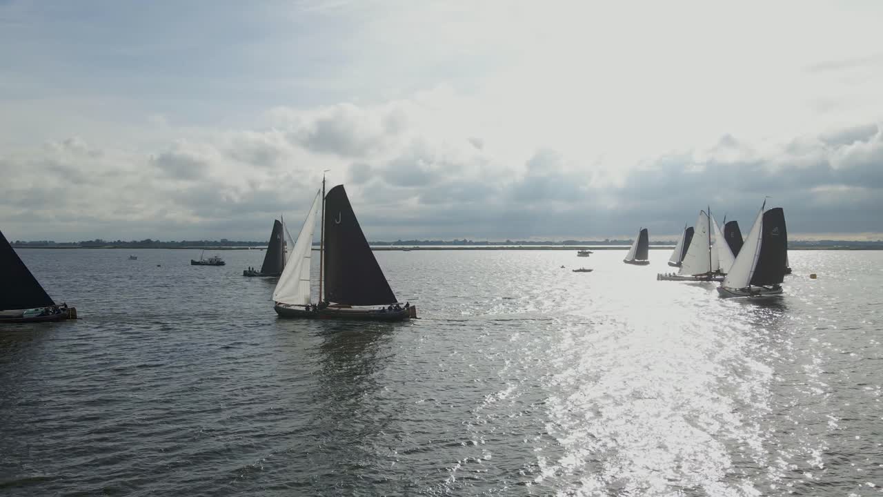 Vista aerea di barche skutsje che gareggiano sul lago Sneekermeer in estate a Sneek, Frisia, Paesi Bassi