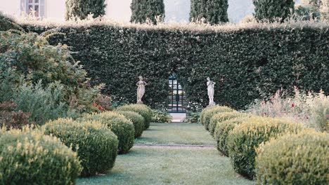 Caminando-Por-El-Jardín-Con-Zonas-Verdes-Y-Estatuas-De-La-Famosa-Histórica-Villa-Mediterránea-Balbiano-En-El-Lago-De-Como-Italia-Ubicación-Del-Lugar-De-Celebración-De-La-Boda---Cámara-Lenta-Cinematográfica