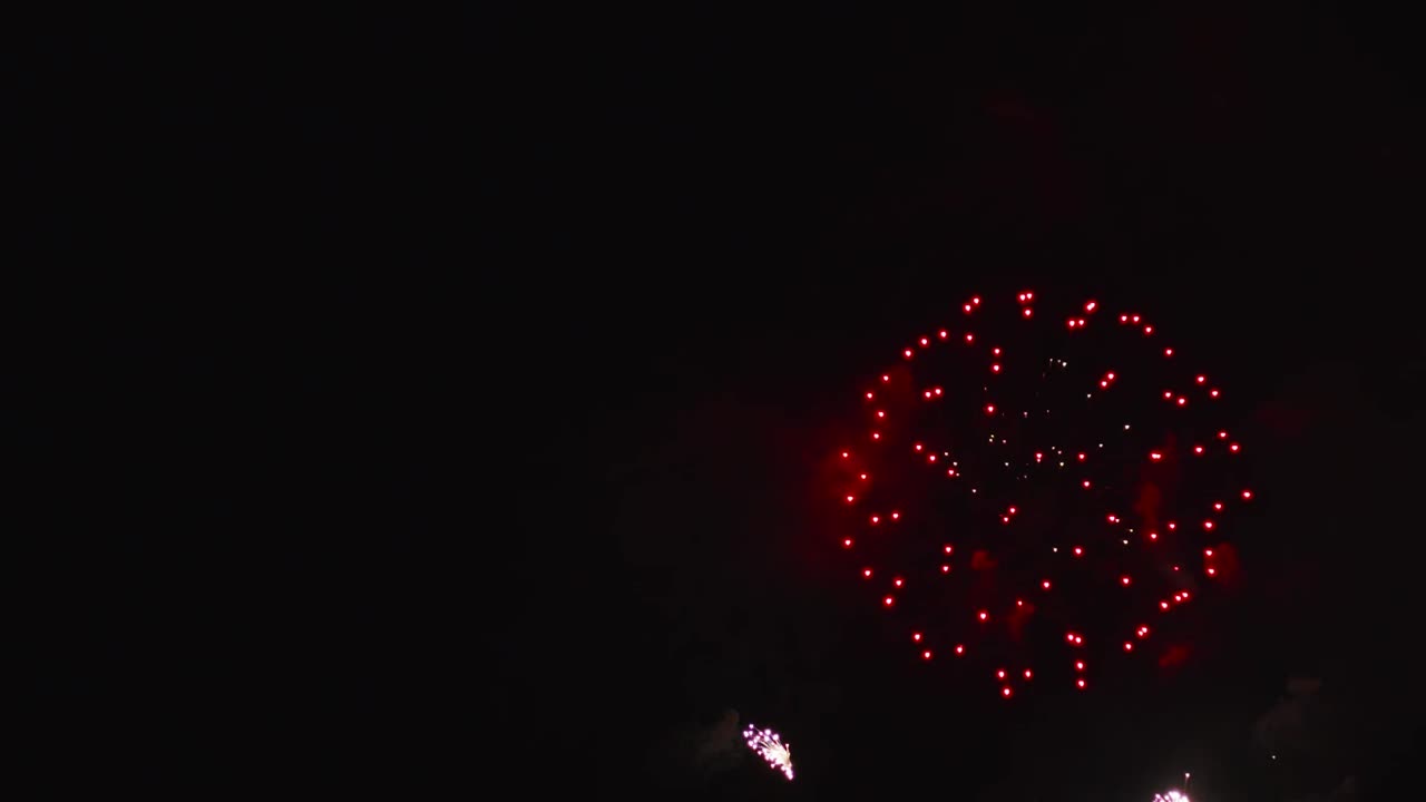 실제 불꽃놀이 폭발하는 축하 프레임 채우기 및 루프는 빛나는 불꽃놀이 축제와 함께 밤하늘에서 매끄럽게 흐릿한 보케 조명을 추상화합니다.