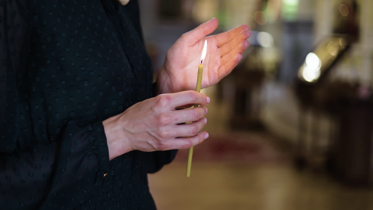 교회 에 있는 여자